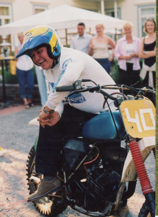 Toiset saa 40v lahjaksi konjakkipullon. S. Taimi sai 2001 kavereilta vanhan piikin hussen.